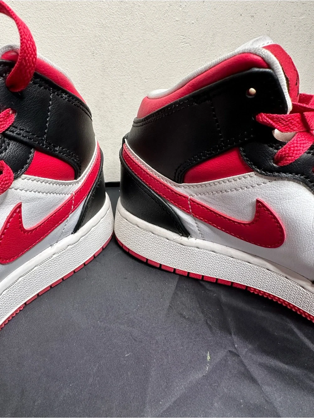 AIR JORDAN 1 MID (GS) BLACK / VERY BERRY - WHITE BIG KIDS 554725-016 SIZE 4Y